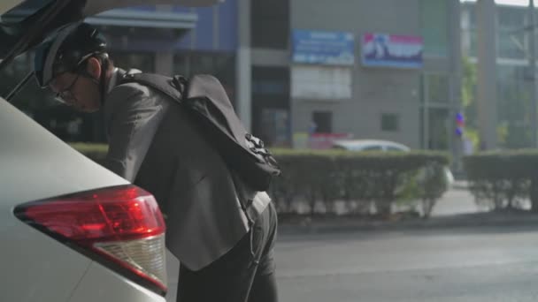 4K解像度のエネルギー効率の良い旅行車両のコンセプト 電動スクーターを運転するアジア人の男 — ストック動画