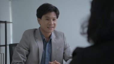 4k Kararlılığın iş konsepti. Müdür, ofisteki personeli teşvik ediyor..