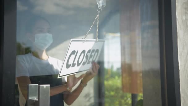 Kafe Konsepti Kararlılık Bir Bayan Çalışan Bir Dükkan Açmaya Hazırlanıyor — Stok video