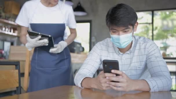 Concepto Cafetería Resolución Joven Asiático Está Pagando Por Teléfono Móvil — Vídeos de Stock