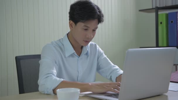 Üzleti Koncepció Felbontás Fiatal Ázsiai Férfiak Információt Keresnek Számítógéppel — Stock videók