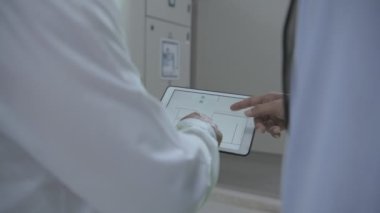 Mühendislik konsepti 4k Çözünürlük. Tablet bilgisayardaki yapı diyagramına bakan bir iş adamı.