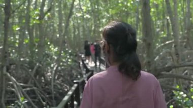 Tatil konsepti 4k Çözünürlük. Kızlar birlikte hareket ederken maske takmak için birbirlerine yardım ediyorlar..