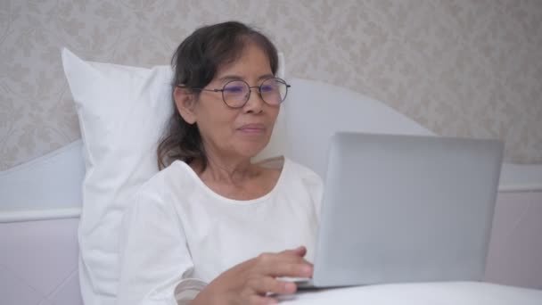 Concept Vacances Résolution Asiatique Vieille Femme Jouer Ordinateur Dans Chambre — Video