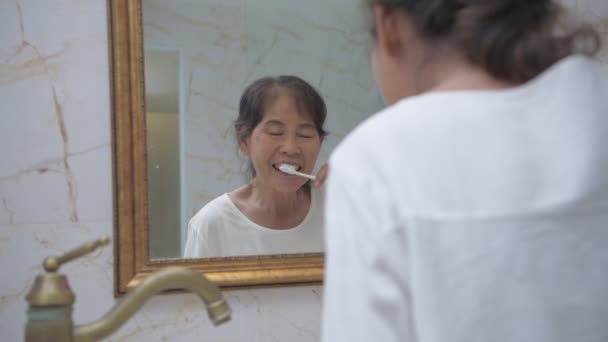 Concepto Salud Resolución Asiática Anciana Cepillarse Los Dientes Baño — Vídeo de stock