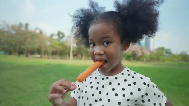 Conceito Férias Resolução Jovem Menina Feliz Comendo Salsichas Jardim — Vídeo de Stock