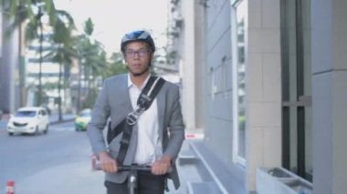 Enerji tasarruflu seyahat aracı konsepti 4k Çözünürlük. Şehirde scooter süren bir iş adamı..