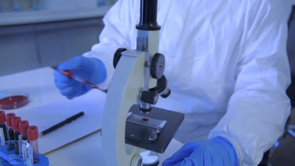 Forskningskoncept För Upplösning Forskare Undersöker Anomalin Med Ett Mikroskop — Stockvideo