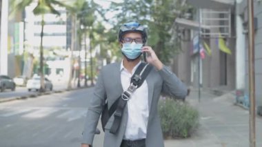 4k Kararlılığın iş konsepti. Teslimatçı arabanın içindeki paketi kontrol ediyor..