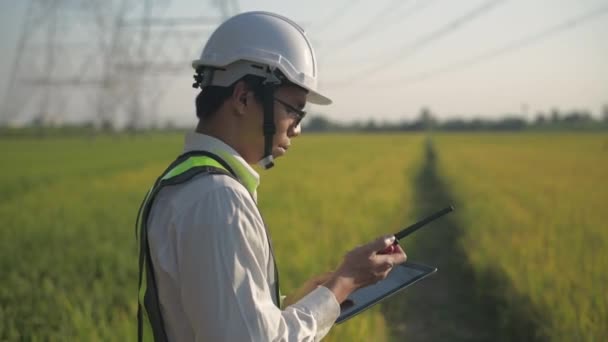 Concepto Ingeniero Resolución Hombres Asiáticos Exploran Central Eléctrica Coordinan Con — Vídeos de Stock