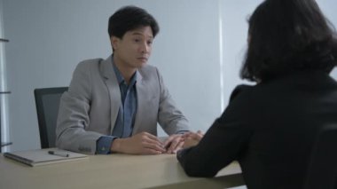 4k Kararlılığın iş konsepti. Müdür, ofisteki personeli teşvik ediyor..