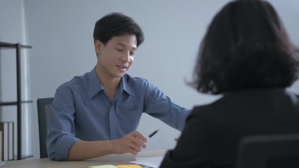 Concept Entreprise Résolution Asiatique Homme Présente Plan Marketing Dans Bureau — Video
