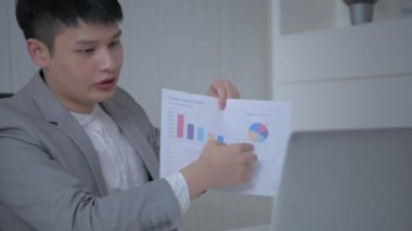4k Kararlılığın iş konsepti. Yönetici ofisteki bilgisayarı sunuyor..