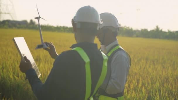 4K分辨率的工程师概念 亚洲男性雇员正在就自然能源设备的使用进行咨询 — 图库视频影像
