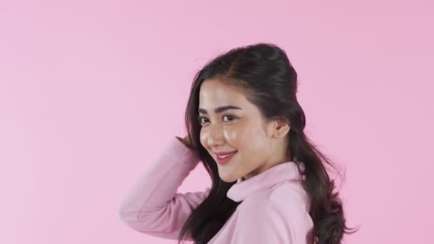 Szépségkoncepció Felbontás Egy Ázsiai Lány Simogatja Haját Rózsaszín Alapon — Stock videók