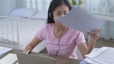 4k Kararlılığın iş konsepti. Genç Asyalı kadınlar evde çok çalışıyor..