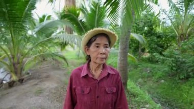 4k Çözünürlük Tarım Konsepti. Bahçede yürüyen çiftçiler.