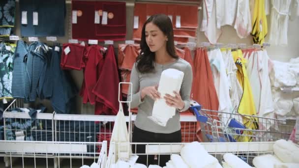 Concept Shopping Fille Choisit Serviette Dans Centre Commercial Résolution — Video
