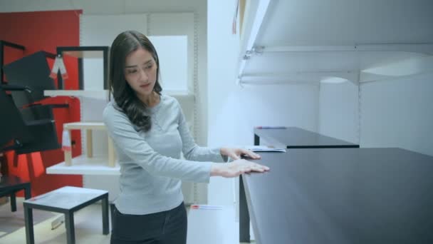 4K解像度的购物概念 亚洲女人在商场里买家具 — 图库视频影像