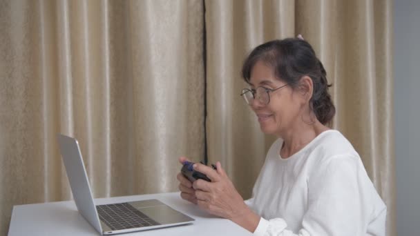 假日4K解像度的概念 亚洲老妇人在房间里快乐地玩游戏 — 图库视频影像
