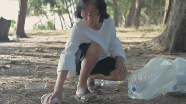 Conservation Concept Resolution Asian Women Collecting Trash Preserve Nature — Stock Video