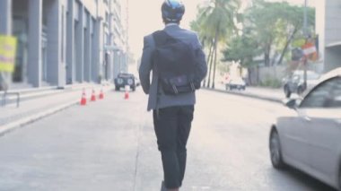 Enerji tasarruflu seyahat aracı konsepti 4k Çözünürlük. Şehirde scooter süren bir iş adamı..