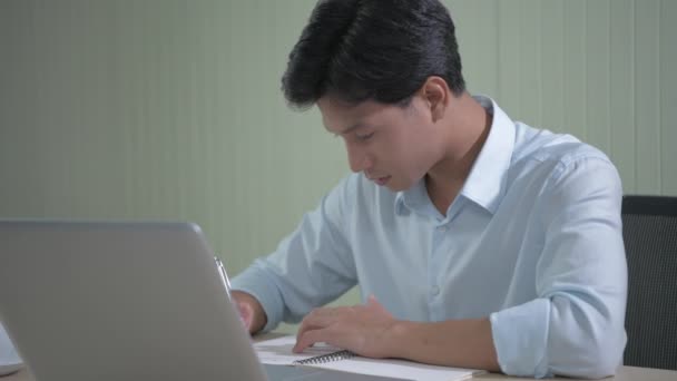 계획은 안이다 사무실에서의 기뻐하는 아시아 — 비디오