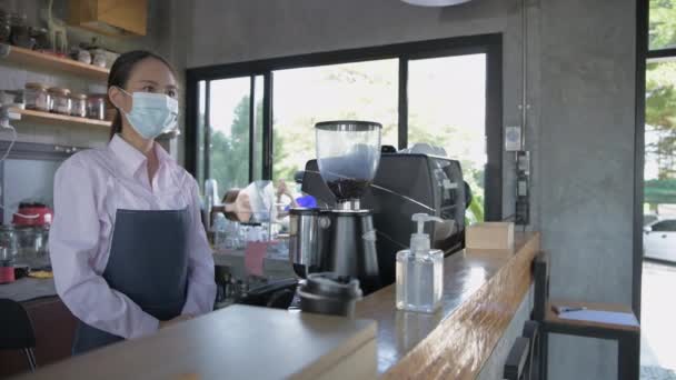 Conceito Cafeteria Resolução Homem Asiático Lava Mãos Com Álcool Gel — Vídeo de Stock