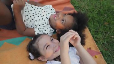 Tatil konsepti 4k Çözünürlük. Çocuklar parkta neşeyle oynuyorlar..