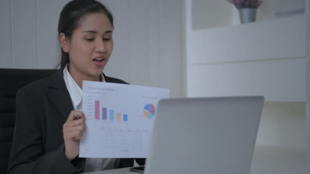 Business Concept Resolution Asian Women Presenting Jobs Using Computers Office — Stock Video