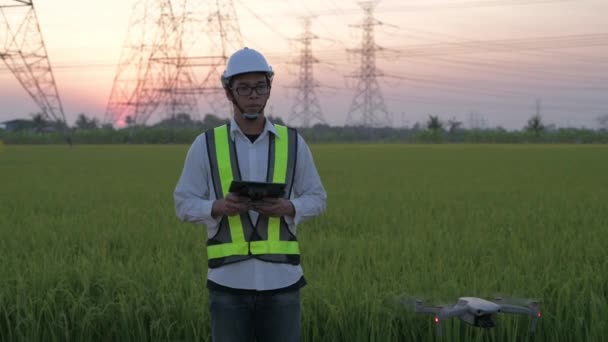 Μηχανικός Έννοια Της Ανάλυσης Ένας Άνθρωπος Απελευθερώνει Ένα Drone Για — Αρχείο Βίντεο