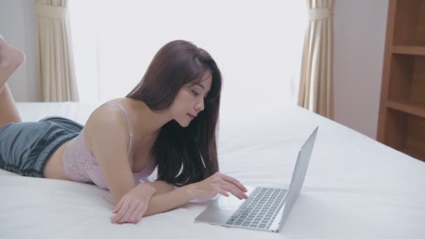 Urlaubskonzept Der Auflösung Asiatische Mädchen Arbeiten Mit Computern Schlafzimmer — Stockvideo