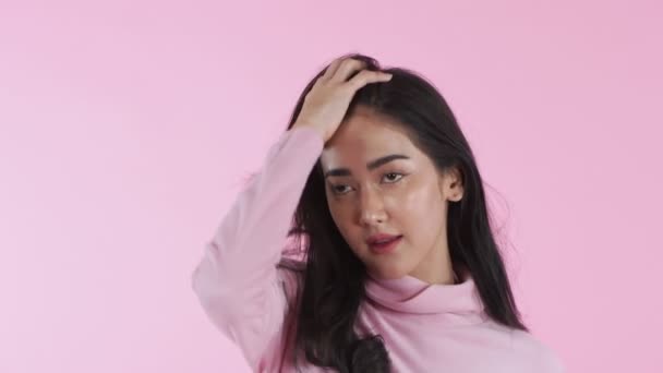 Piękna Koncepcja Rozdzielczości Azjatka Głaska Włosy Różowym Tle — Wideo stockowe