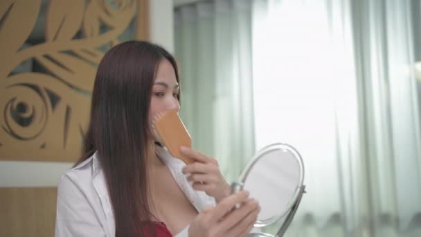 Urlaubskonzept Der Auflösung Junge Asiatin Kämmt Ihr Haar Schlafzimmer — Stockvideo