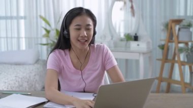 Eğitim konsepti 4k Kararlılık. Asyalı kızlar bilgisayar kullanarak iletişim kuruyor.