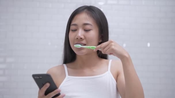 Concetto Salute Risoluzione Ragazze Asiatiche Che Giocano Mobile Mentre Lavarsi — Video Stock