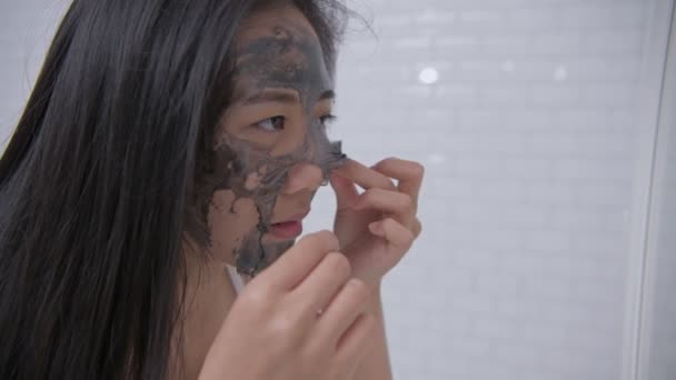 Schoonheidsconcept Van Resolution Een Jonge Aziatische Vrouw Trekt Uit Gezichtsmasker — Stockvideo