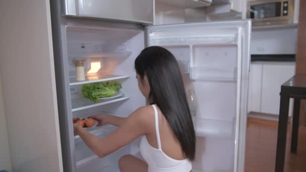 Tatil Konsepti Çözünürlük Asyalı Kız Buzdolabına Meyve Sebze Koyuyor — Stok video