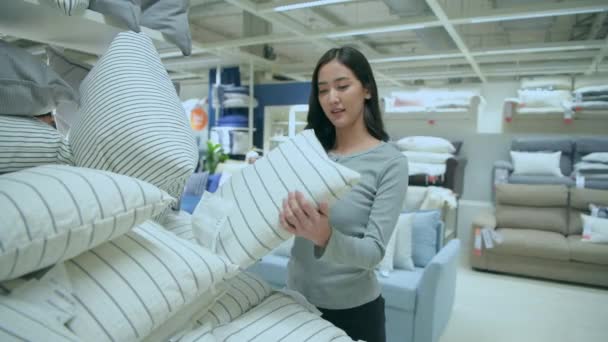 Shopping Koncept Resolution Asiatiske Kvinder Vælger Sengetøj Indkøbscentret – Stock-video