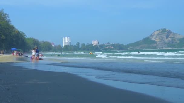 4K解像度の自然ビュー 波が浜辺を襲う — ストック動画
