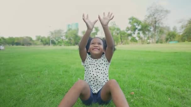 Conceito Férias Resolução Menina Estava Alegre Jardim — Vídeo de Stock