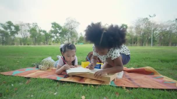 Conceito Férias Resolução Meninas Estão Desenhando Imagens Juntas Jardim — Vídeo de Stock