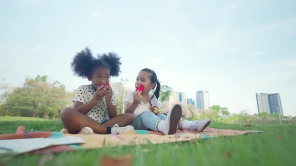 4K解像度の休日の概念 庭でリンゴを食べる女の子 — ストック動画