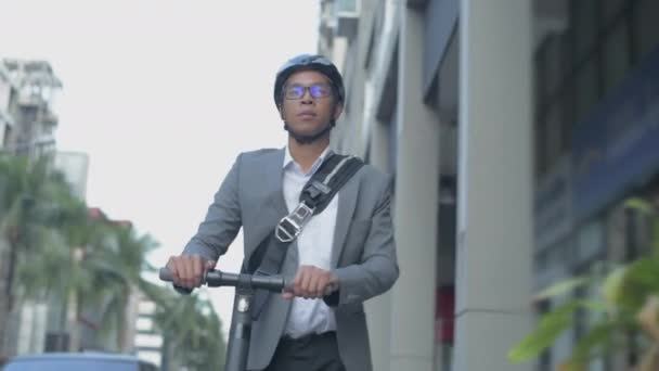4K解像度的节能旅游车概念 一个亚洲人在路边推着一辆摩托车 — 图库视频影像