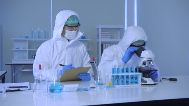 Onderzoeksconcept Van Resolutie Wetenschappers Dragen Beschermende Kleding Het Laboratorium Werken — Stockvideo