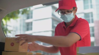4k Kararlılığın iş konsepti. Şehirde paket taşıyan bir teslimatçı..