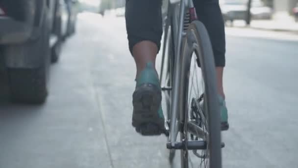 Enerji Tasarruflu Seyahat Aracı Konsepti Çözünürlük Şehirde Bisiklet Süren Bir — Stok video