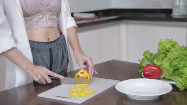 Conceito Saúde Resolução Uma Mulher Cortando Legumes Cozinha — Vídeo de Stock