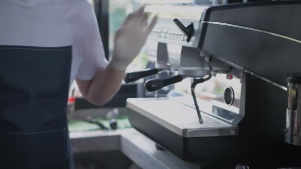 Conceito Barista Resolução Funcionário Masculino Preparando Café Uma Máquina Café — Vídeo de Stock