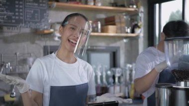 Kafe konsepti 4k Kararlılık. Asyalı kadın çalışanlar mağazadaki müşterilerden emir alıyorlar..